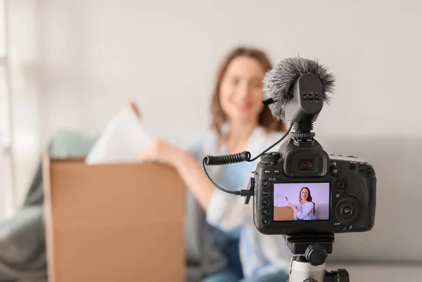 Mladá Žena Blogger Nahrávání Videa Při Vybalení Balíčku Doma — Stock fotografie