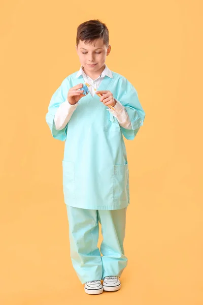 Pequeño Dentista Con Modelo Diente Cepillo Sobre Fondo Color — Foto de Stock