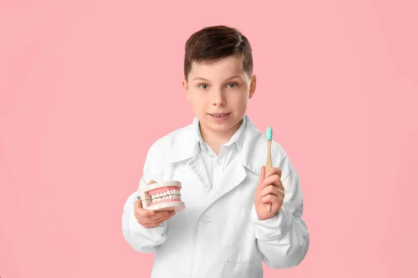 Pequeño Dentista Con Modelo Mandíbula Cepillo Dientes Sobre Fondo Color — Foto de Stock