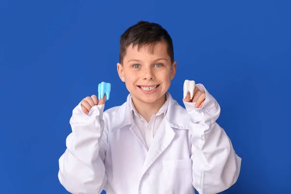 Mały Dentysta Modelkami Zębów Tle Koloru — Zdjęcie stockowe