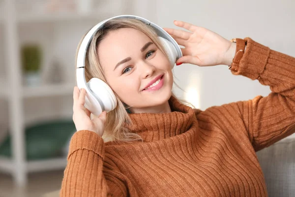 Beautiful Woman Listening Music Home — Stock Photo, Image