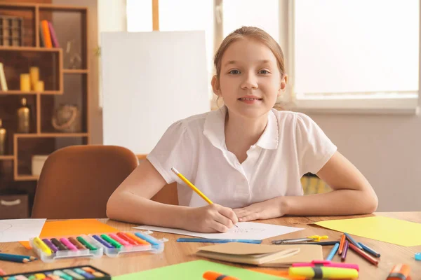 Nettes Mädchen Zeichnung Der Schule — Stockfoto