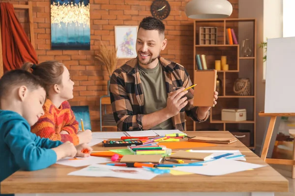 Profesor Dibujo Dando Clases Opcionales Escuela — Foto de Stock