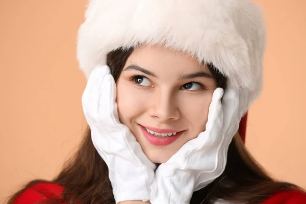 Mooie Jonge Vrouw Verkleed Als Kerstman Kleur Achtergrond — Stockfoto