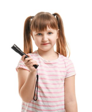 Beyaz arka planda el feneri olan küçük bir kız.