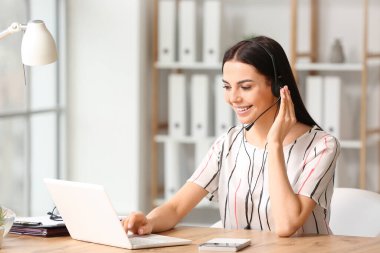 Ofiste çalışan genç ve güzel sekreter.