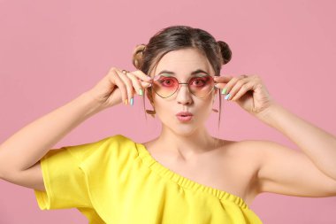 Renkli arka planda güzel manikürlü genç bir kadın.