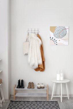 Modern salonun iç dekorasyonu ve kışlık giysiler.