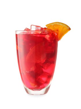 Beyaz arka planda bir bardak lezzetli buzlu çay.