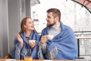 Genç çift kafede kahve içme