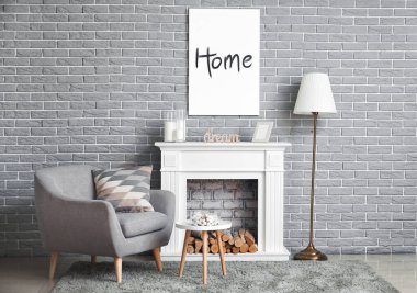 Şömineli modern odanın içi.