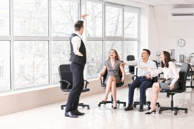 Ofiste sessiz sinema oynayan iş adamları.