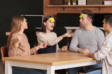 İş adamlarından oluşan bir ekip ofiste 