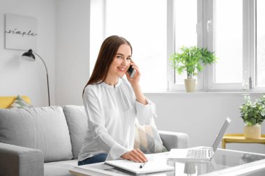 Evde çalışan kadın teknik destek ajanı