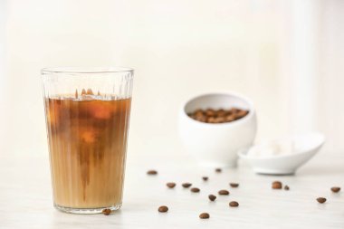 Masada bir bardak lezzetli buzlu kahve.