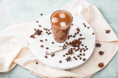 Masada bir bardak lezzetli buzlu kahve.