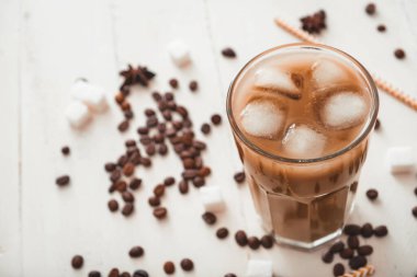 Masada bir bardak lezzetli buzlu kahve.
