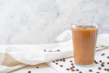 Masada bir bardak lezzetli buzlu kahve.