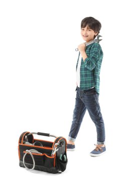 Beyaz arka planda küçük bir tesisatçı portresi