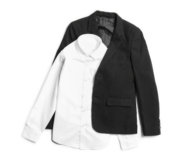 Beyaz arka planda şık okul üniforması