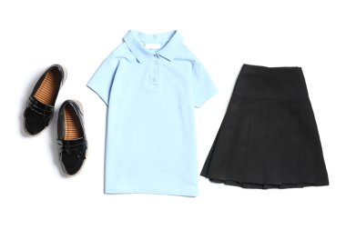 Beyaz arka planda şık okul üniforması