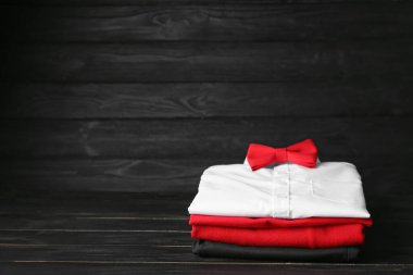 Koyu ahşap arka planda şık okul üniforması.