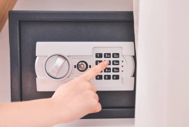 Kadın modern kasayı içeride açıyor.