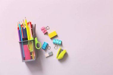 Açık arkaplanda kırtasiye malzemesi olan tutucu