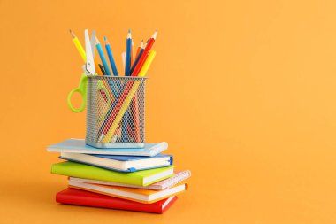 Renk arkaplanı üzerinde kırtasiye malzemesi olan tutucu