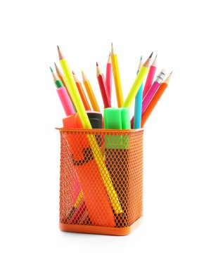 Beyaz arkaplanda kırtasiye malzemesi olan tutucu