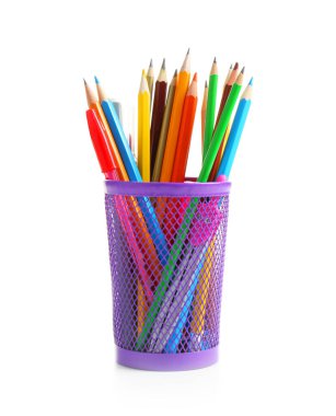 Beyaz arkaplanda kırtasiye malzemesi olan tutucu