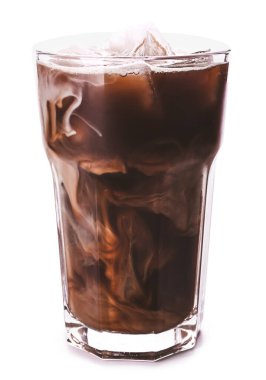 Beyaz arka planda bir bardak lezzetli buzlu kahve.