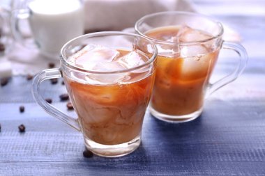 Masada bir fincan lezzetli buzlu kahve.