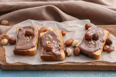 Taze ekmek, çikolata ezmesi ve fındık.