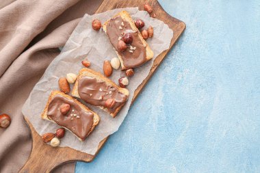 Taze ekmek ve çikolata ezmeli tahta