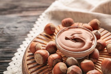 Çikolata ezmeli kase ve fındıklı masa, yakın plan.