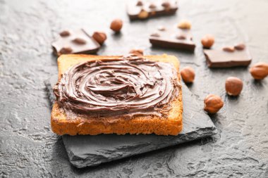 Çikolatalı taze ekmek ve koyu fındıklı fındık.