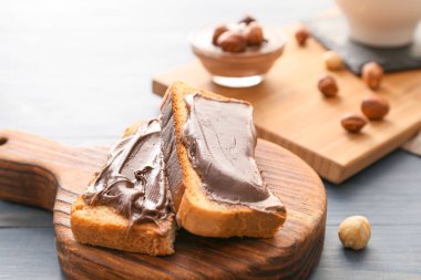 Masada taze ekmek ve çikolata ezmesi var.