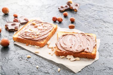 Çikolatalı taze ekmek ve koyu fındıklı fındık.