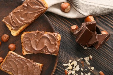 Tabakta taze ekmek ve çikolata ezmesi var.