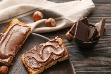 Tabakta taze ekmek ve çikolata ezmesi var.