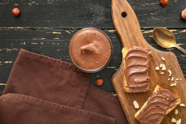 Masada taze ekmek ve çikolata ezmesi var.