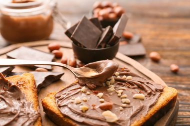 Taze ekmek ve çikolata ezmesi, yakın plan.