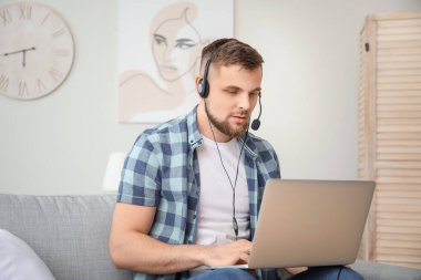 Evde çalışan erkek teknik destek ajanı