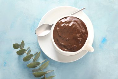 Renkli kahve fincanı şeklinde çikolatalı kek.