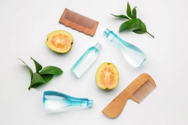 Beyaz arka planda saç için kozmetik ürünleri