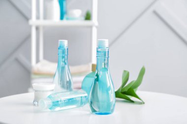 Tuvaletteki masada saç için makyaj malzemeleri.