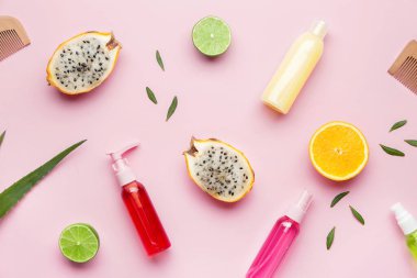 Renk arkaplanındaki saç için kozmetik ürünleri