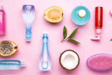 Renk arkaplanındaki saç için kozmetik ürünleri