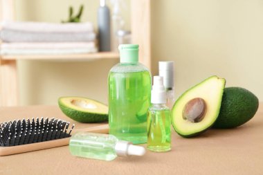 Tuvaletteki masada saç için makyaj malzemeleri.